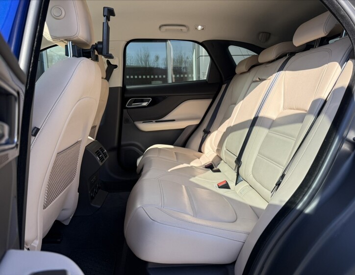 Jaguar F-Pace 17