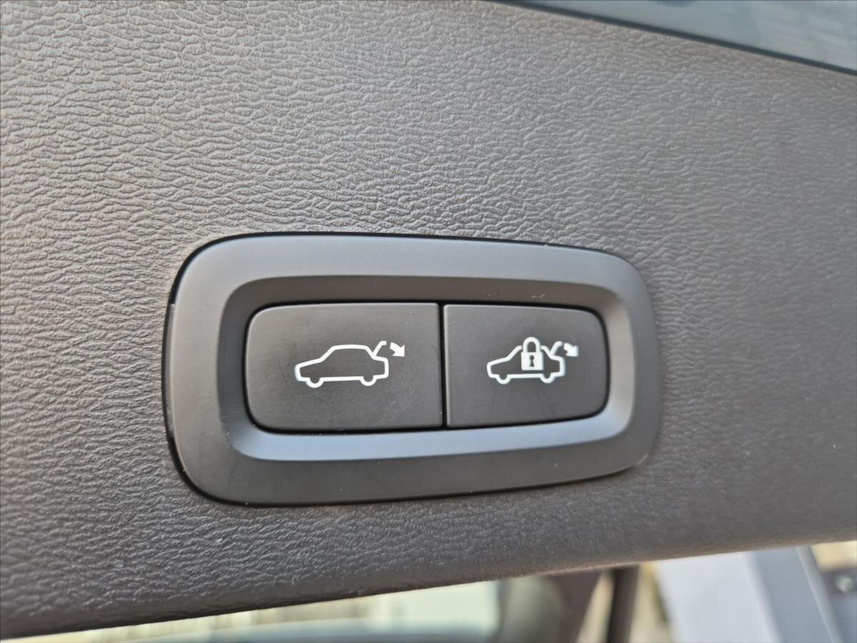 Volvo XC40 SUV / Terénní 2,0 l 120 kw