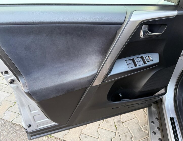Toyota RAV4 SUV 2,5 l 114 kw