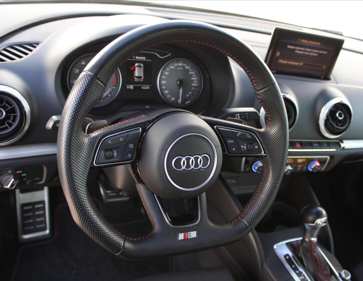Audi S3 Hatchback 2,0 l 221 kw