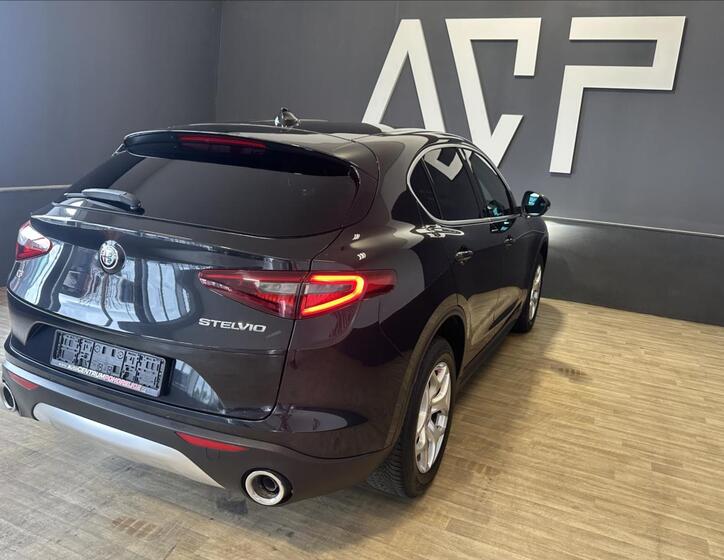 Alfa Romeo Stelvio 8