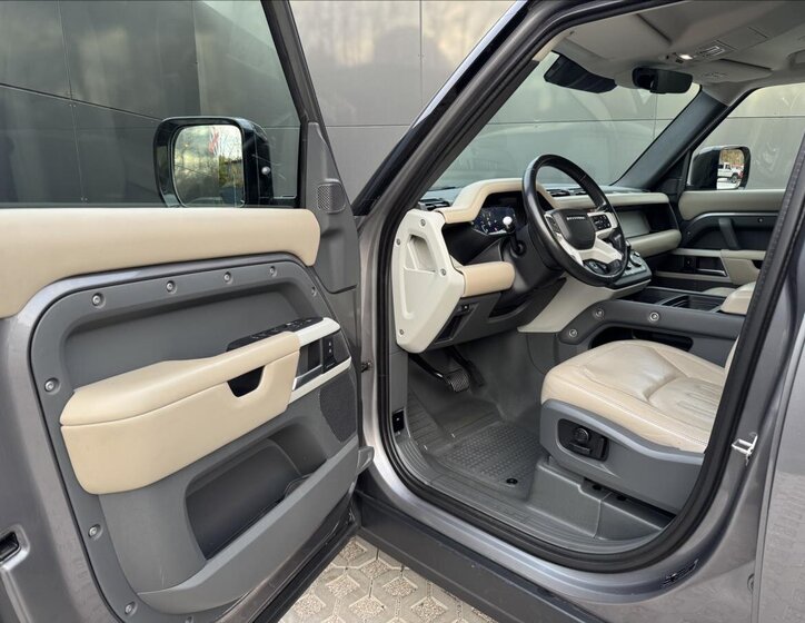 Land Rover Defender 10