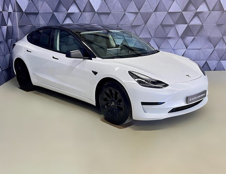 Tesla Model 3 Sedan / Limuzína 0,0 239 kw