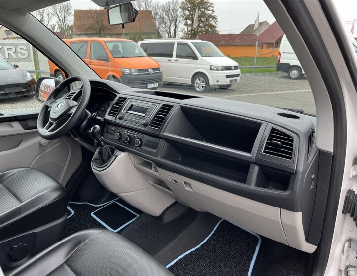 Volkswagen Transporter Kombi 2,0 l 62 kw