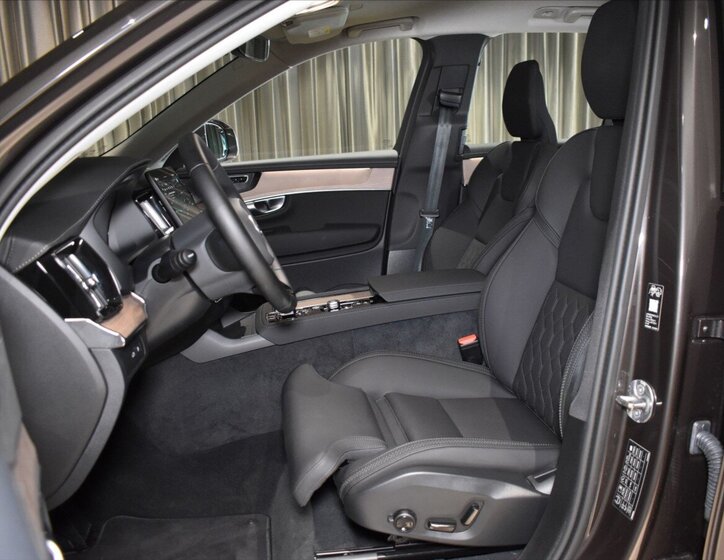 Volvo XC90 SUV / Terénní 2,0 l 228 kw