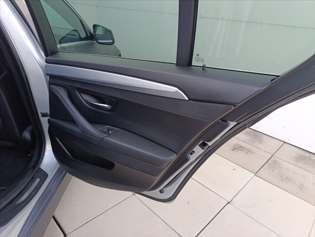 BMW Řada 5 Sedan 3,0 l 180 kw