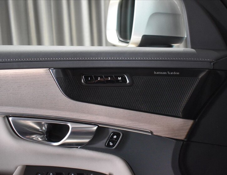 Volvo XC90 SUV / Terénní 2,0 l 228 kw