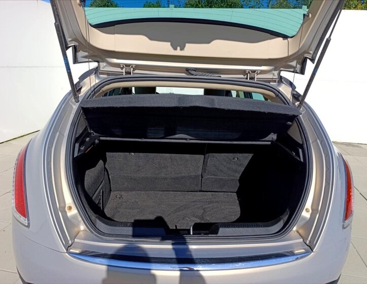 Lancia Delta Hatchback 1,6 l 88 kw