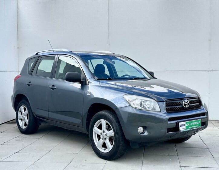 Toyota RAV4 SUV / Terénní 2,2 l 100 kw