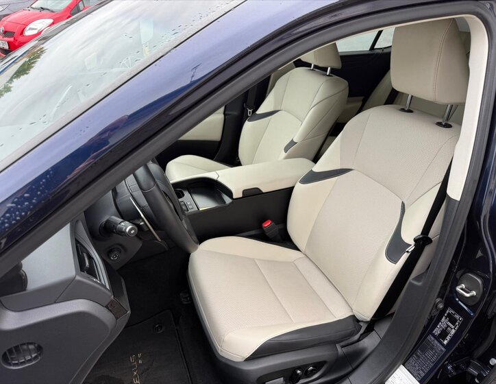 Lexus ES 300h Sedan / Limuzína 2,5 l 131 kw