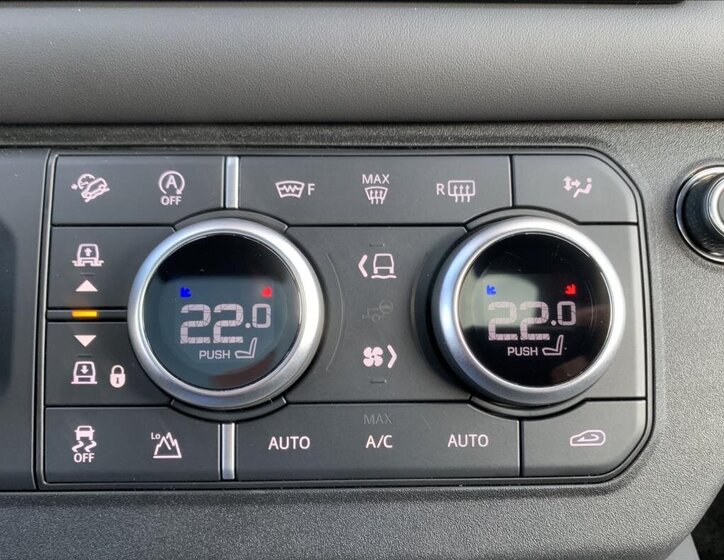 Land Rover Defender 71