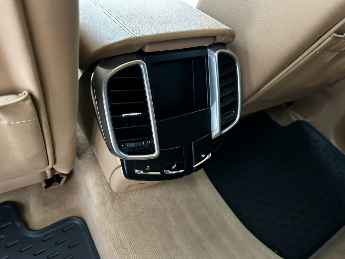 Porsche Cayenne Kombi 4,8 l 294 kw