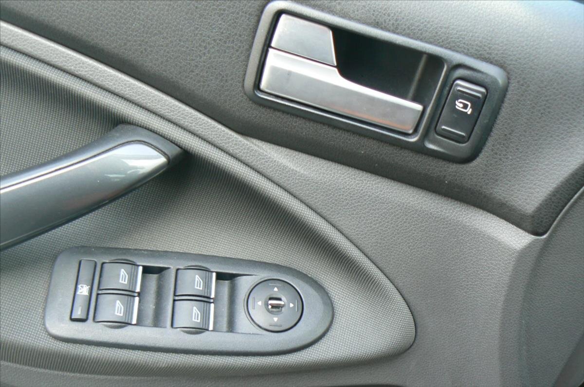 Ford Kuga SUV / Terénní 2,0 l 100 kw