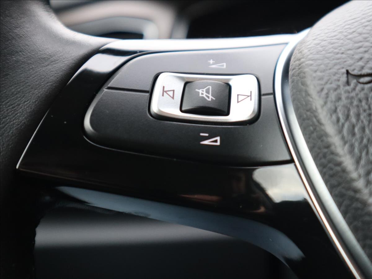 Volkswagen T-Roc CUV 1,6 l 85 kw