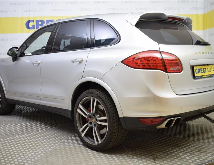 Porsche Cayenne SUV 4,8 l 405 kw