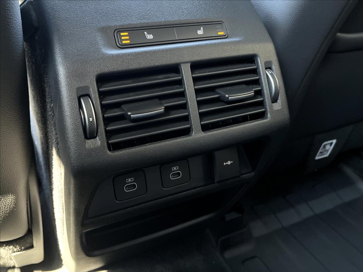 Land Rover Discovery Sport SUV / Terénní 2,0 l 150 kw