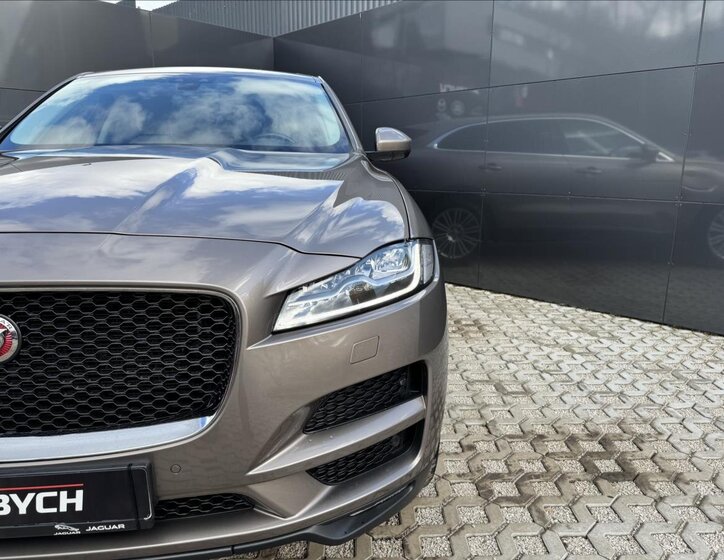 Jaguar F-Pace SUV 2,0 l 132 kw