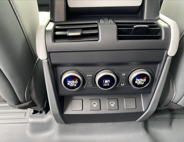 Land Rover Defender 16