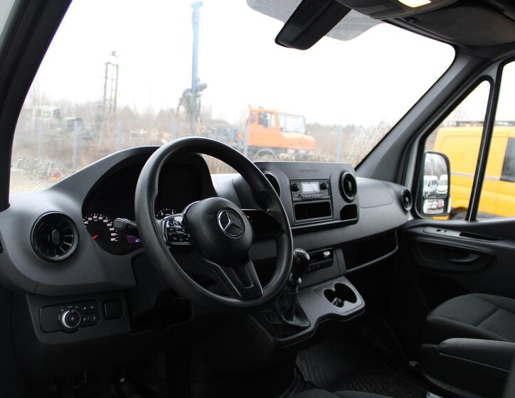 Mercedes-Benz Sprinter 9