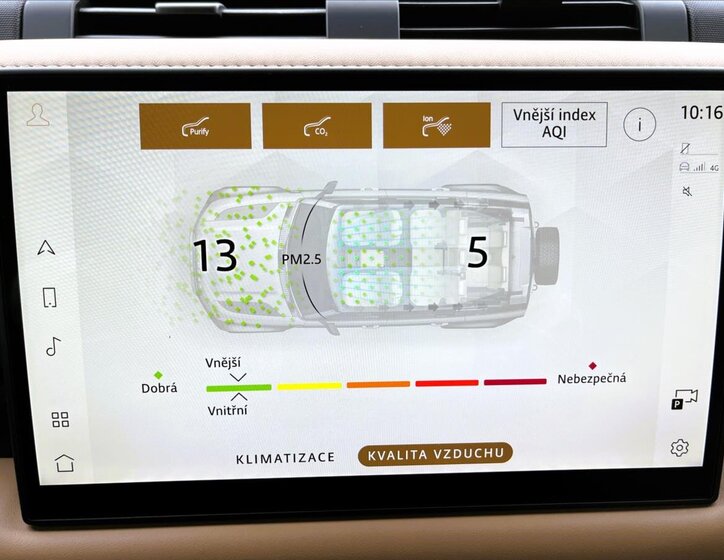 Land Rover Defender 23