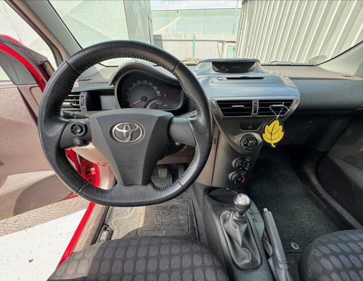 Toyota iQ Hatchback 998,0 50 kw