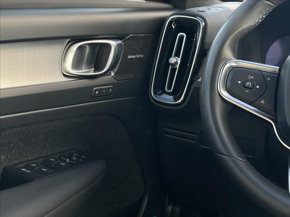 Volvo XC40 SUV / Terénní 2,0 l 145 kw