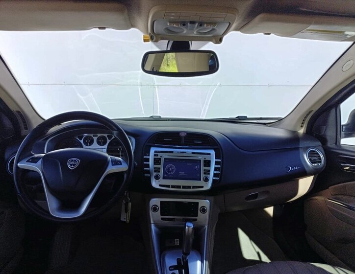 Lancia Delta Hatchback 1,6 l 88 kw