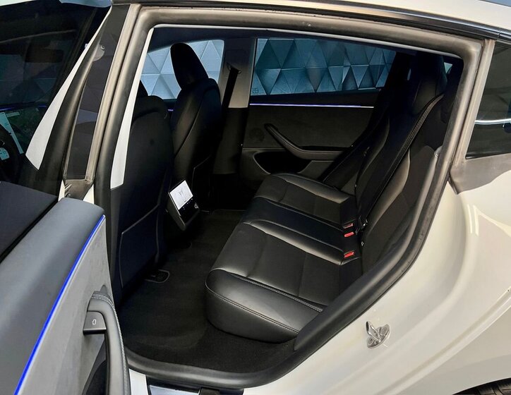 Tesla Model 3 Sedan 0,0 324 kw