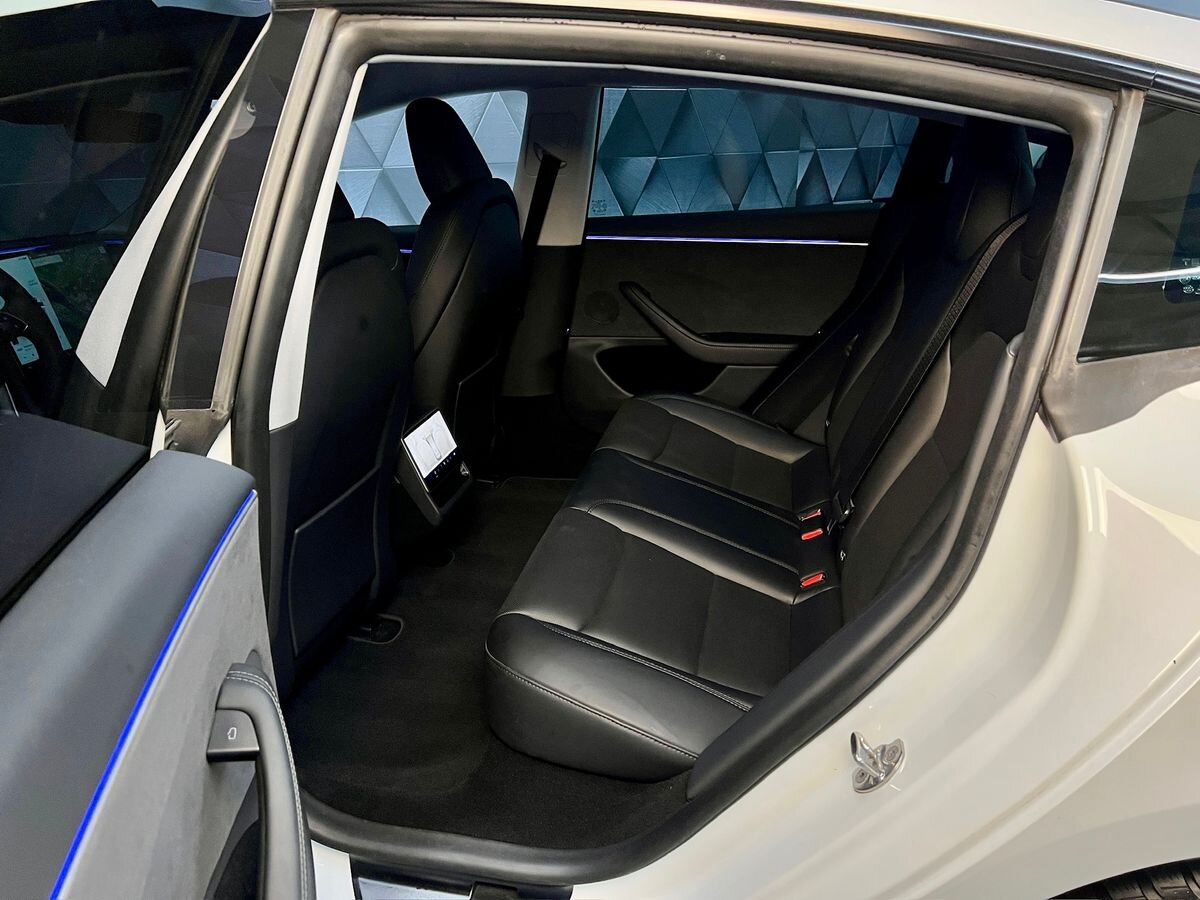 Tesla Model 3 Sedan 0,0 324 kw