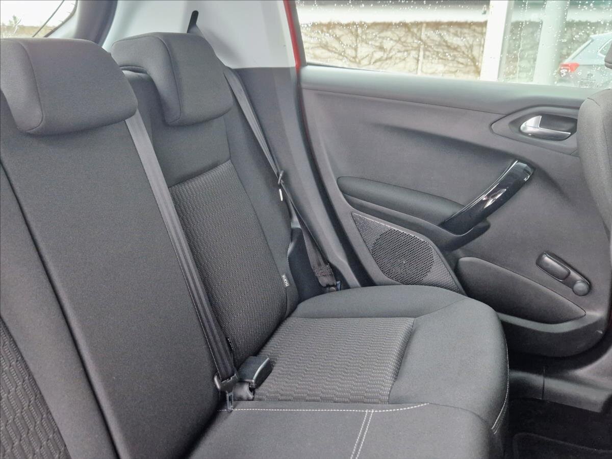 Peugeot 208 Hatchback 1,2 l 61 kw