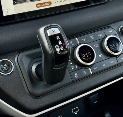 Land Rover Defender 13