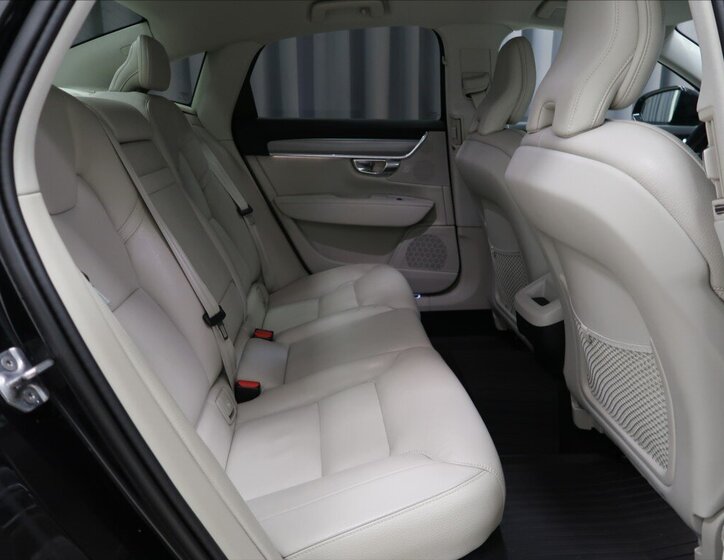 Volvo S90 Sedan / Limuzína 2,0 l 173 kw