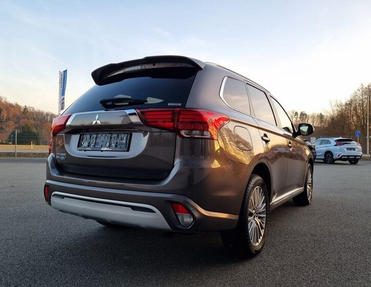 Mitsubishi Outlander SUV 2,4 l 165 kw