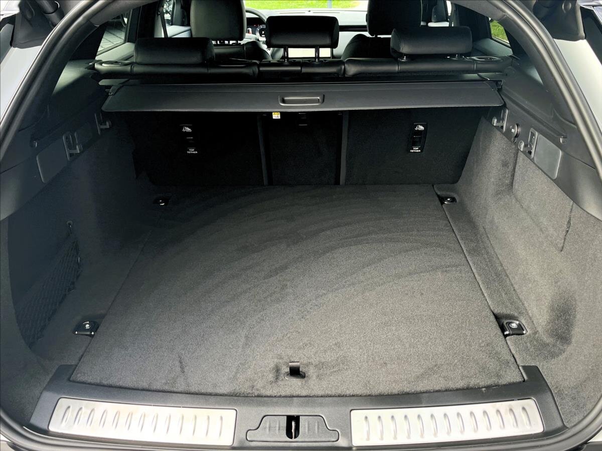 Land Rover Range Rover Velar SUV / Terénní 2,0 l 150 kw