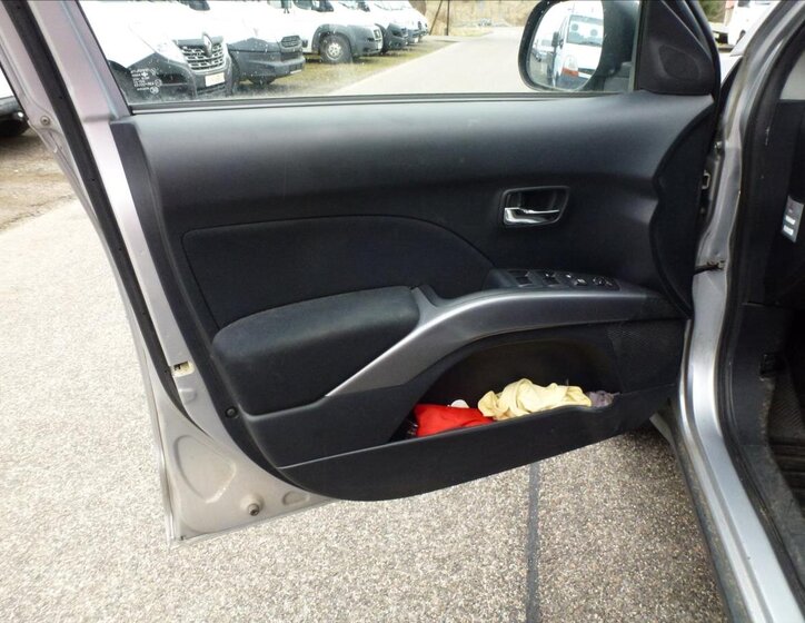 Mitsubishi Outlander SUV / Terénní 2,0 l 103 kw