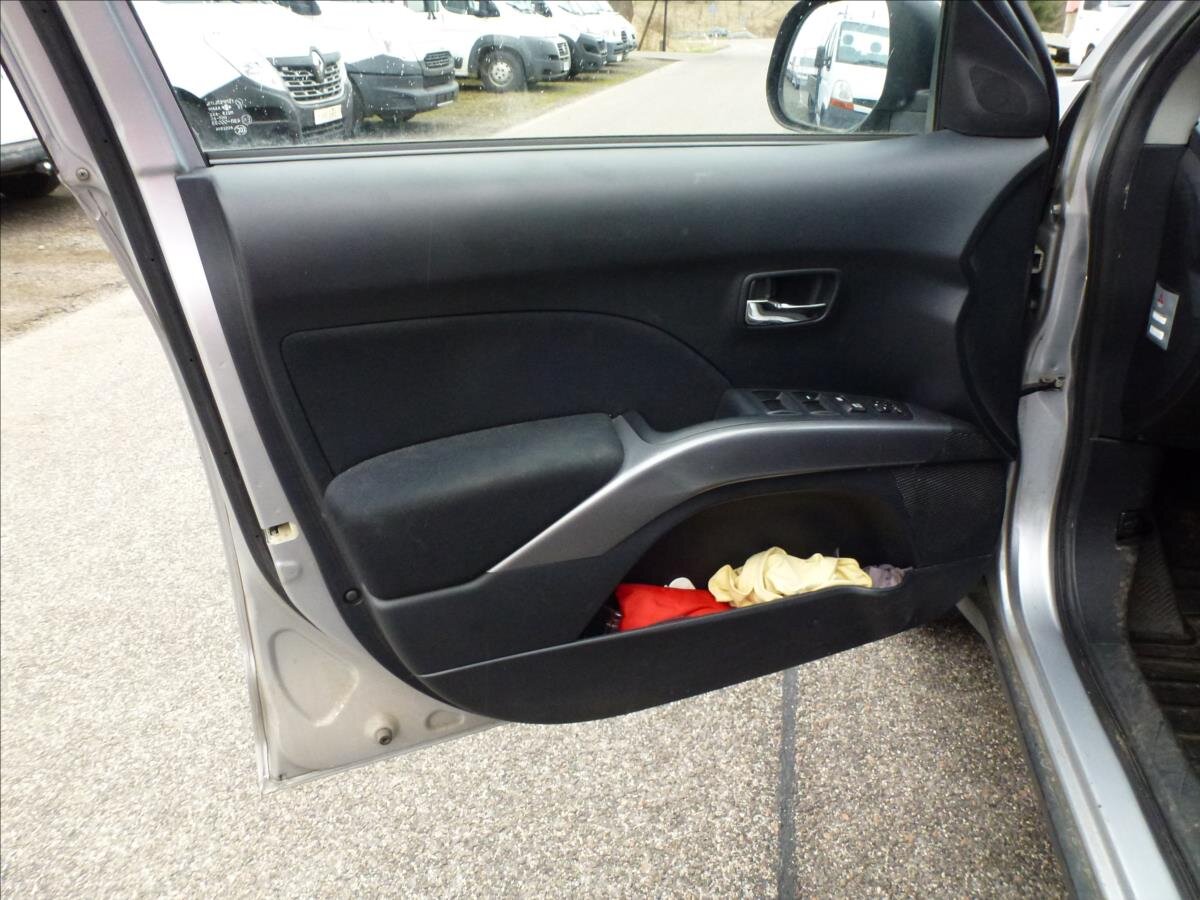 Mitsubishi Outlander SUV / Terénní 2,0 l 103 kw