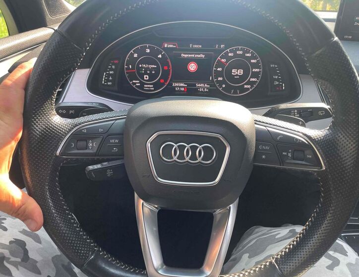 Audi Q7 10