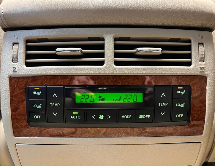 Toyota Land Cruiser 26