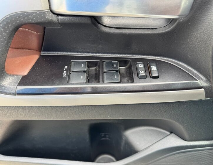 Toyota Land Cruiser SUV / Terénní 4,5 l 186 kw