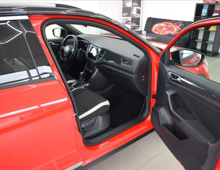 Volkswagen T-Roc SUV / Terénní 2,0 l 140 kw