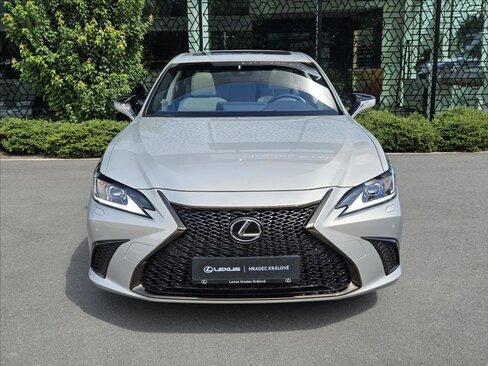 Lexus ES 300h Sedan / Limuzína 2,5 l 160 kw