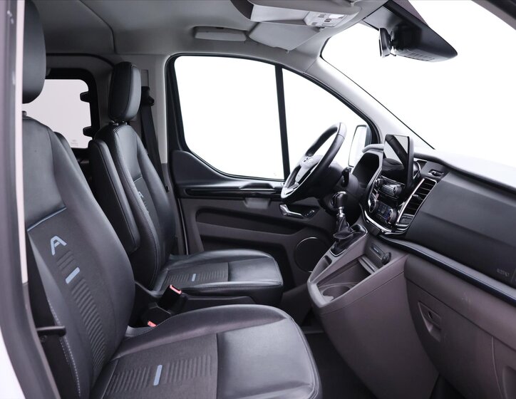 Ford Tourneo Custom 12