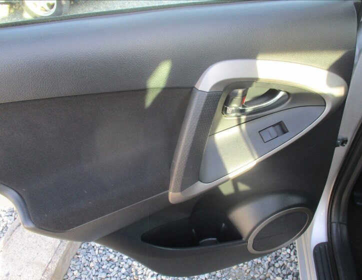 Toyota RAV4 SUV / Terénní 2,2 l 100 kw