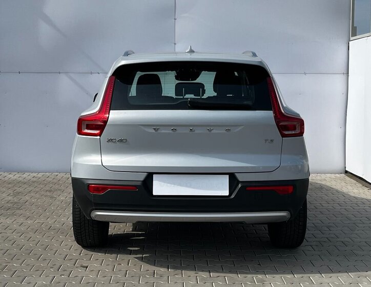 Volvo XC40 SUV / Terénní 1,5 l 120 kw