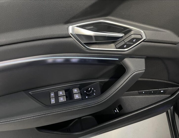 Audi Q8 e-tron SUV 0,0 300 kw