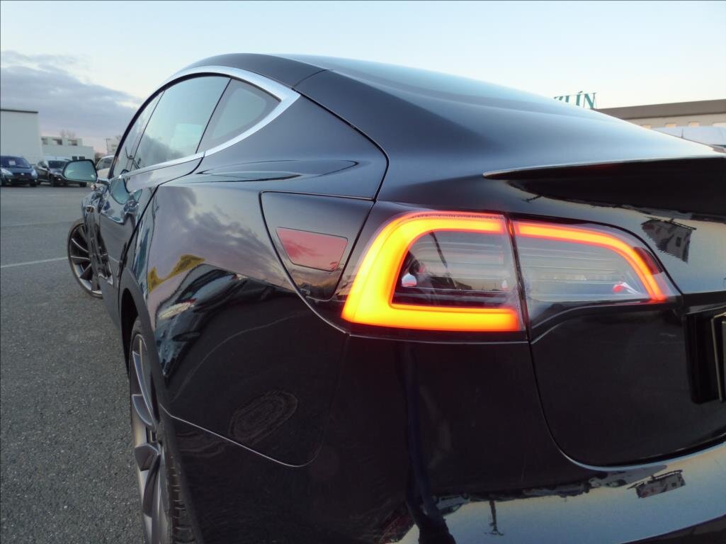 Tesla Model 3 Sedan 0,0 377 kw