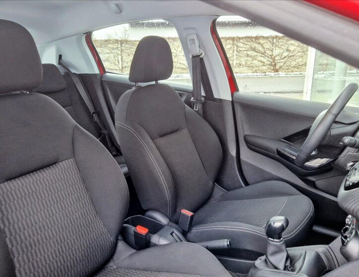 Peugeot 208 Hatchback 1,2 l 61 kw