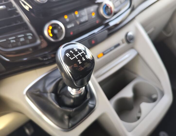 Ford Tourneo Custom 22