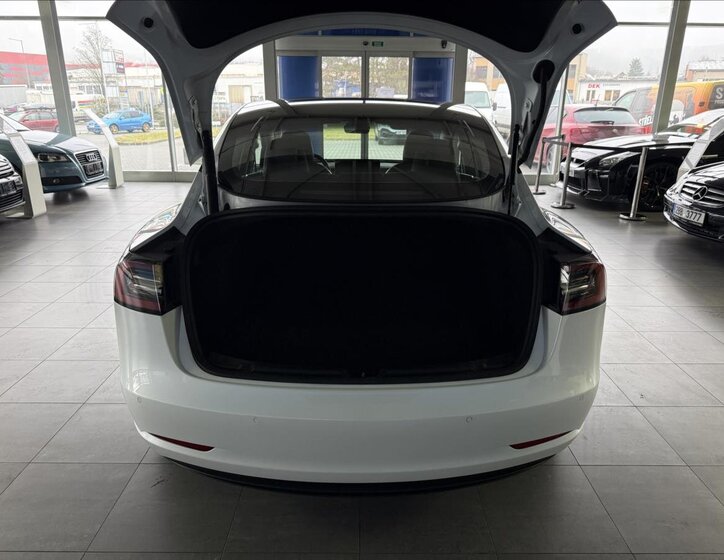 Tesla Model 3 Sedan / Limuzína 0,0 377 kw