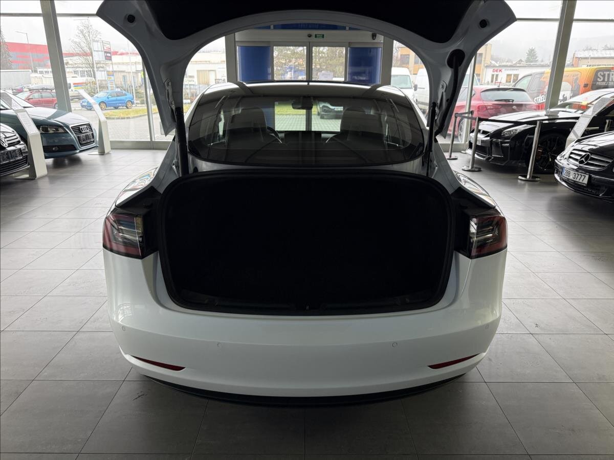 Tesla Model 3 Sedan / Limuzína 0,0 377 kw
